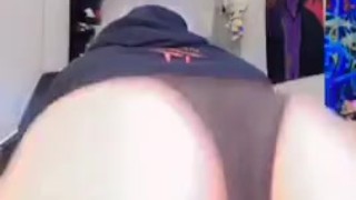 Egirl twerks 