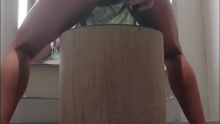 se pone caliente en el probador y acaba en squirt en el baño del shopping