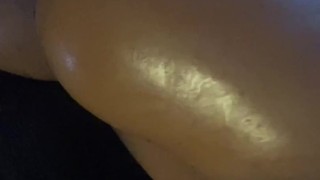 Jolie fille brune veut baiser avant de partir en soirée 