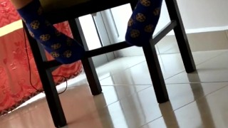 Mi amiga en falda sin panties jugando videojuegos warzone 