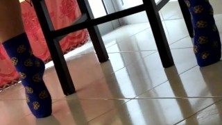 Mi amiga en falda sin panties jugando videojuegos warzone 