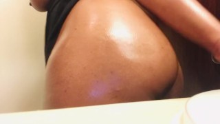 Ebony loves to shake her fat ass !!!