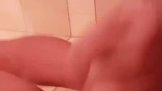Hombre gordo se masturba en el baño viendo la camara