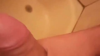 Mi semen cae por todo el baño