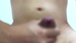 パイパンデカチン男が朝立ちからシコシコして射精しちゃう！