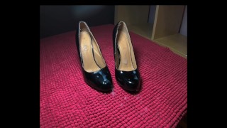 Huge load on Step sis Shiny Black office Pumps