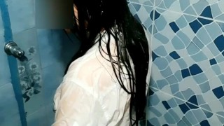 ESPIO A MI MEJOR AMIGA EN LA DUCHA Y TERMINO FOLLANDO SU CULO ( CASI NOS CACHAN)