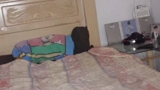 Abro mi trasero peludo para meterme un dildo por el ano