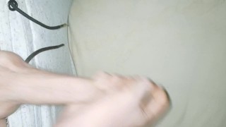 19 Jähriger wichst im Bett und spritzt auf das Laken