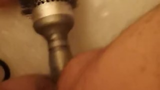 Je m'excite sur ma brosse comme une chienne