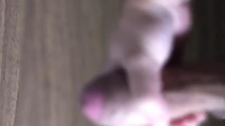 デカチンをシコシコして精子を大量射精！