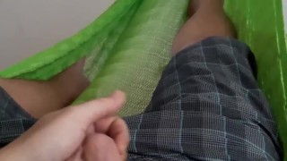 Me masturbo en la hamaca!