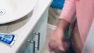 I masturbate in the bathroom, I can't come 
