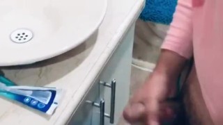 I masturbate in the bathroom, I can't come 