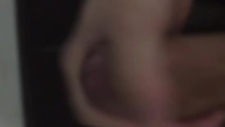 画面に収まりきらないデカいチンコでオナニー