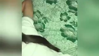 Chupándole el CULO a mi Hermanastra en su CUARTO! Me METO a su CUARTO y Le CHUPO el CULO Acostada! 