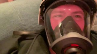 Feuerwehrmann wird gemolken