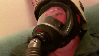 Feuerwehrmann wird gemolken