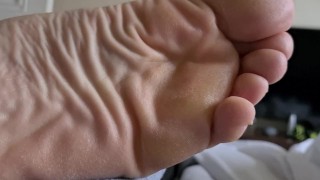 Big beefy meaty man foot needs licking and worship. Watch me flex just for you 