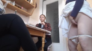 У нашей третьей девушки начала течь киска и она кончила на кухне под наши грязные разговоры