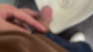 駅のトイレで放尿　おしっこ飲んでほしい