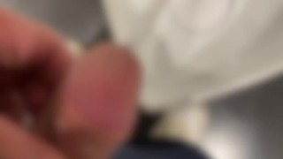 仕事終わり駅のトイレで放尿　日常