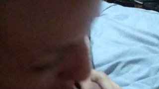 Chupándole la polla hasta dejarla babosa