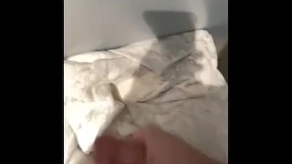 Masturbation dans les vestiaires de la piscine 