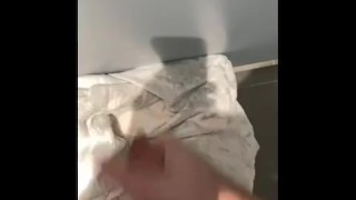 Masturbation dans les vestiaires de la piscine