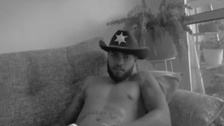 Indigo tease and is looking for a pussy hole