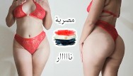 مطلقة مصرية مهلبية تغري البواب بلباس أحمر عشان ينيكها و يطفي نار كسها التعبان - سكس مصري نار 2021