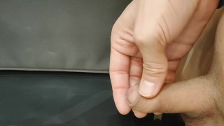 マイルドな刺激でも気持ちよく大量射精してしまう早漏君。