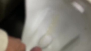 デート終わりに駅のトイレでおしっこ　Peeing in the station bathroom after a date