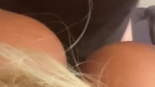 Cette très jolie blonde se prend une grosse bite dans la chatte