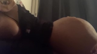 Cette jolie brune me chevauche passionnément