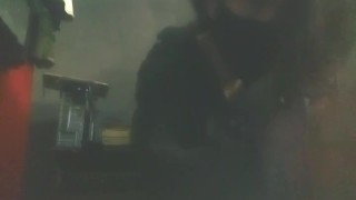 Chico con musica mostrando su pene