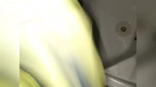 Bisexual brasileño amateur con verga enorme de 22 cm se masturba y saca abundante leche