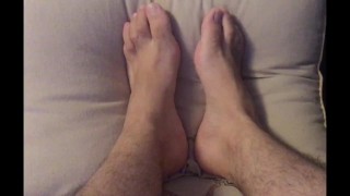 Fingering my feet what else can fit in-between these soles? - MANLYFOOT