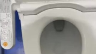 学校のトイレでオナニー