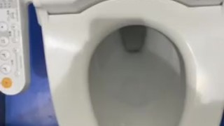 学校のトイレでオナニー