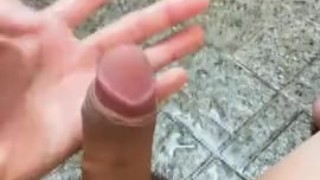 勃起しながらおしっこをすると勢いが激しくなります♡【勃起放尿動画】