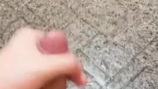 勃起しながらおしっこをすると勢いが激しくなります♡【勃起放尿動画】