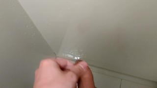 壁にマーキングする包茎男