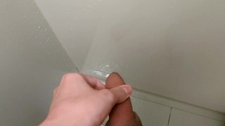 壁にマーキングする包茎男