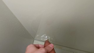 壁にマーキングする包茎男