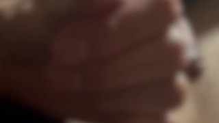 溜めた精子を吐き出す　舐める　Spit out accumulated sperm. Lick it