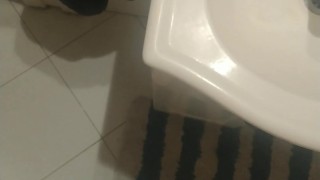 Masturbación y eyaculación frente al espejo