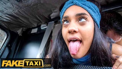 Fake Taxi Capri Lmonde 将她性感的屁股放到一根大粗鸡巴上