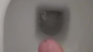 Mi scuoto le palle nel cesso
