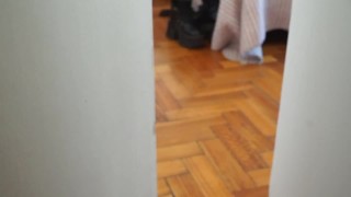 Mi hermanastra me espía mientras me baño y me engaña para enviarle nudes! OMG